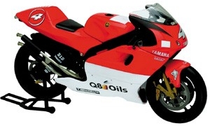 Max Biaggi Yamaha YZR500 2000 1/12th scale model by Minichamps / Paul's Model Art Max Biaggi Yamaha YZR500 2000 1/12th scale model by Minichamps / Paul's Model Art